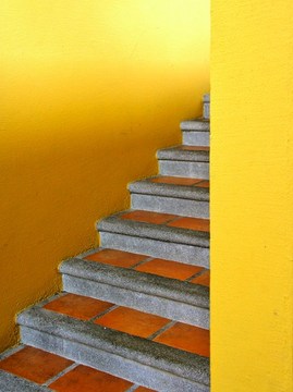 黄色とグレーの組み合わせ1　階段
